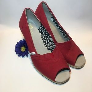 TOMS Women’s Emma Peep Toe Canvas Wedges Red Size9